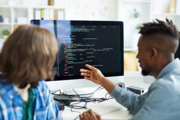 collègues analysant du javascript