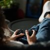 personne jouant a un jeu vidéo