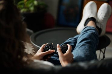 personne jouant a un jeu vidéo
