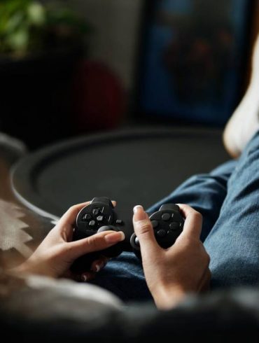 personne jouant a un jeu vidéo