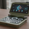 découvrez le nouveau téléphone à clapet de commodore, sans réseaux sociaux, qui rend hommage aux années 2000 avec un design rétro et une expérience déconnectée.