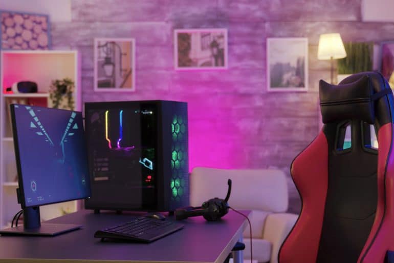 room with powerful pc for online gaming