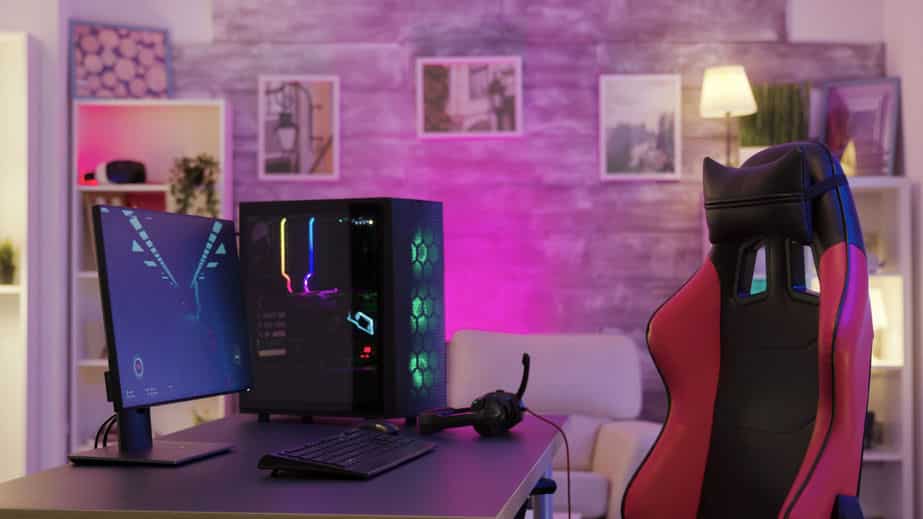 room with powerful pc for online gaming