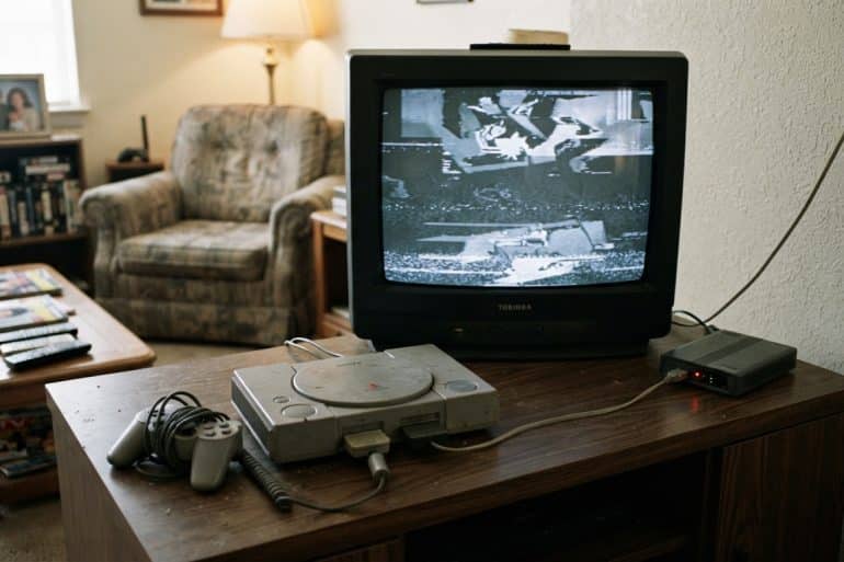 dès 2000, sony voulait connecter la ps1 à internet. retour sur une innovation audacieuse qui s’est vite soldée par un échec.